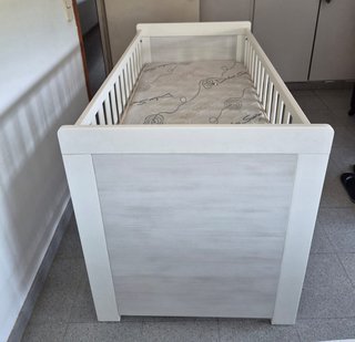 Cuna convertible en cama con colchón