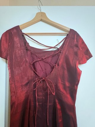 Vestido y guardapolvo burdeos tornasol talla 46.