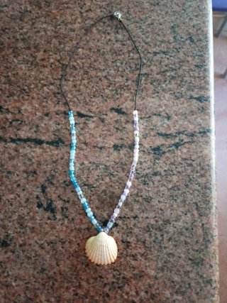 Collar con concha y cuentas azules/moradas
