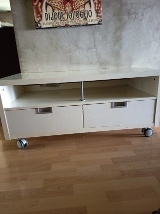 Mueble de comedor con ruedas