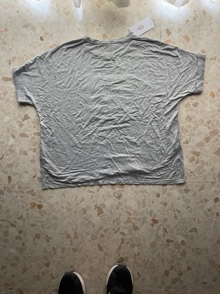Camiseta Stradivarius gris con lentejuelas