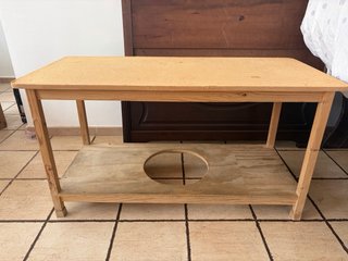 Mesa auxiliar de madera maciza resistente