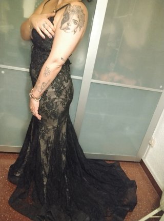 Vestido de fiesta negro y beige