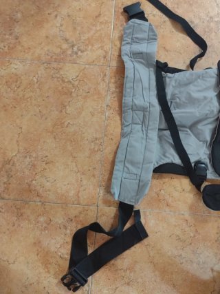 Mochila porta bebés gris