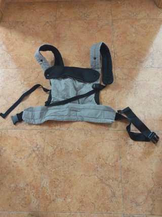 Mochila porta bebés gris