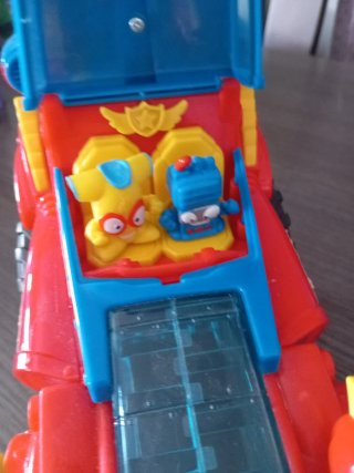 Coche Superthings