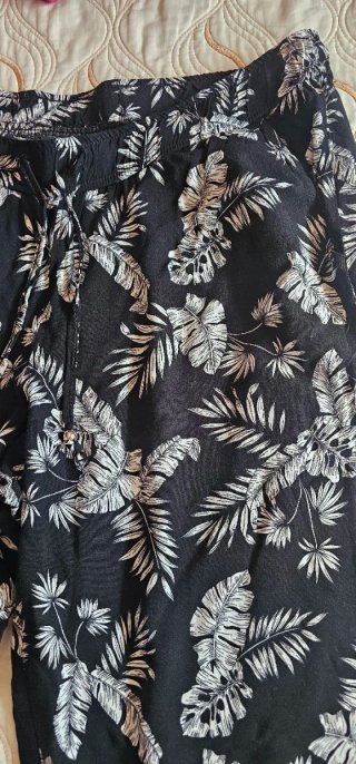 Pantalones de verano con estampado tropical