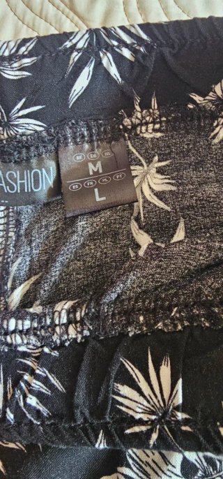 Pantalones de verano con estampado tropical