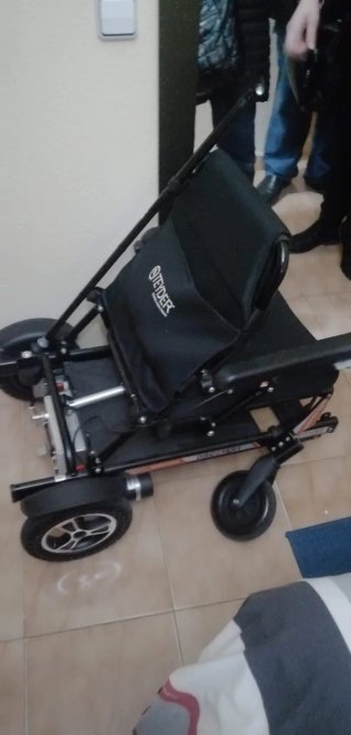 Se vende silla eléctrica plegable con poco uso.