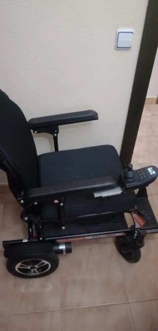 Se vende silla eléctrica plegable con poco uso.