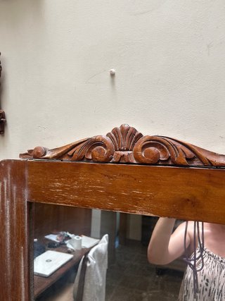 Espejo antiguo de madera con marco tallado