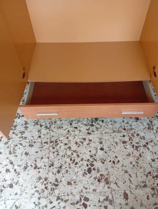 Armario de madera color miel
