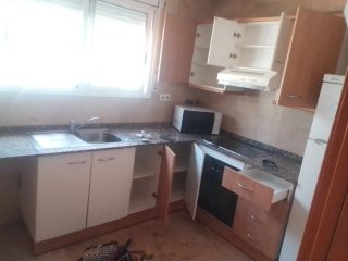 Cocina completa con fregadero y campana