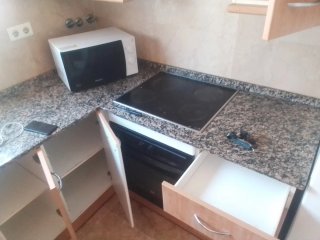 Cocina completa con fregadero y campana