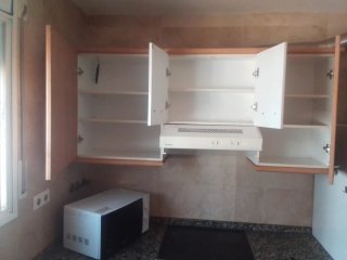 Cocina completa con fregadero y campana