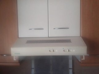 Cocina completa con fregadero y campana