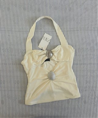 Top Zara blanco roto con concha plateada