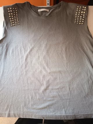 Camiseta Sfera gris con tachuelas