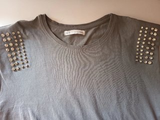 Camiseta Sfera gris con tachuelas