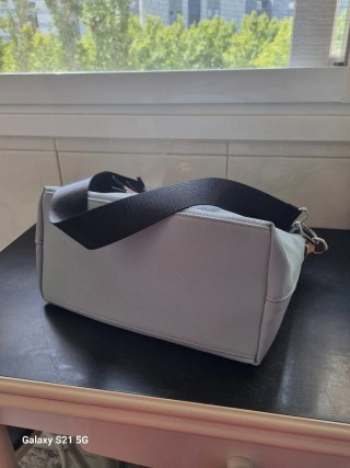 Bolso de mano y bandolera azul cielo con beige.
