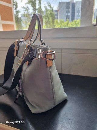 Bolso de mano y bandolera azul cielo con beige.