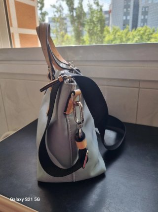 Bolso de mano y bandolera azul cielo con beige.