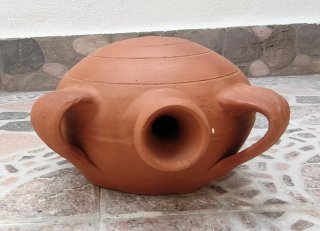 Botija antigua de barro