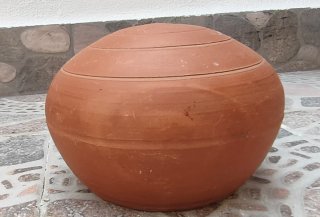 Botija antigua de barro