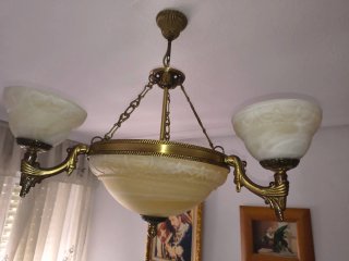 Lámpara de salón beige y dorada