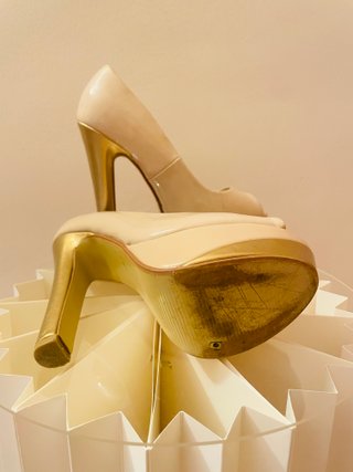 Zapatos de tacón beige y dorado