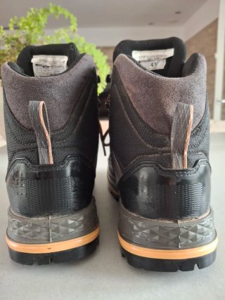 Botas de montaña Forclaz grises y negras
