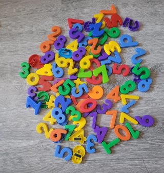 Letras y números magnéticos educativos.
