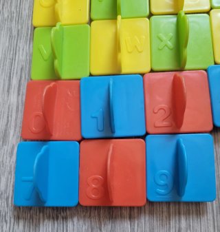 Letras y números magnéticos educativos.