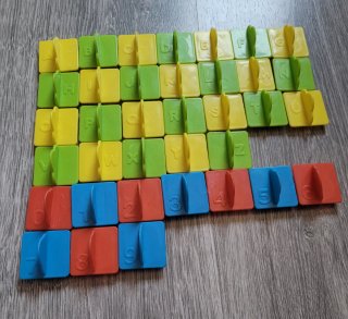 Letras y números magnéticos educativos.