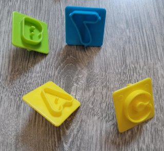Letras y números magnéticos educativos.