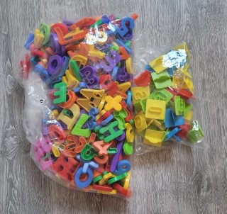 Letras y números magnéticos educativos.