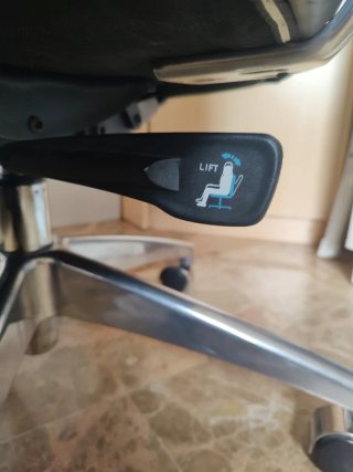 Silla de oficina ergonómica regulable
