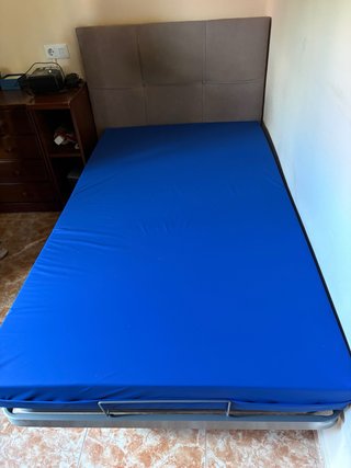 Cama articulada con colchón azul antiescaras usado
