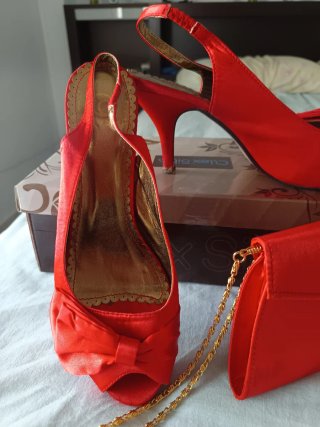 Zapatos y bolso de fiesta rojos