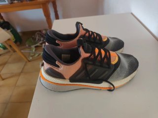 Zapatillas Adidas Grises y Naranjas