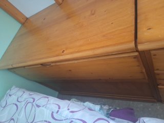 Escritorio, arcón, cajonera y estantería de madera