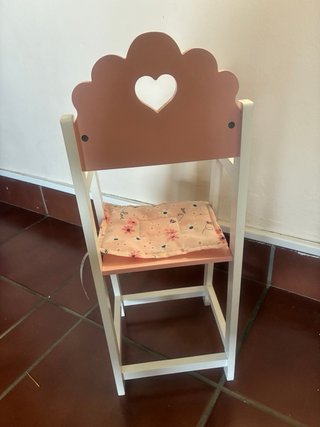 Trona de madera para bebes de juguete con cojín