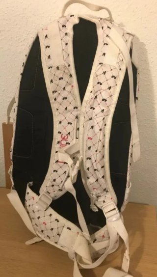 Mochila Dakine blanca con estampado