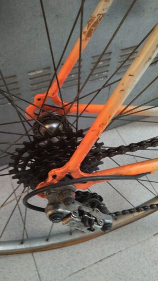Bicicleta de carretera vintage naranja