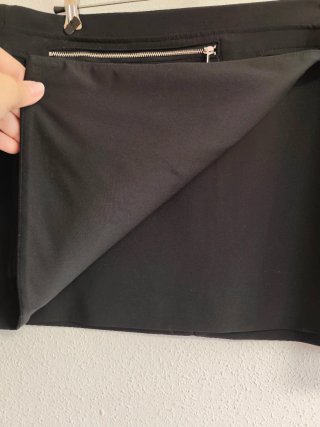 Minifalda de chica talla XXL de Zara.