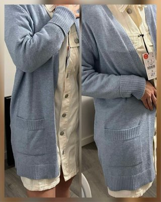 Chaqueta larga azul básica con bolsillos.