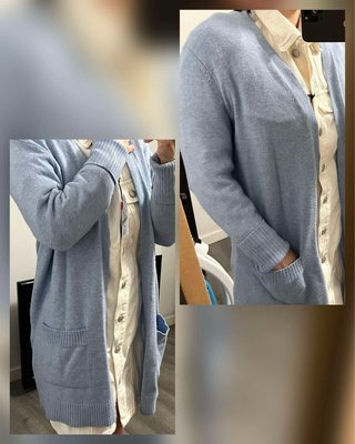 Chaqueta larga azul básica con bolsillos.