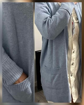 Chaqueta larga azul básica con bolsillos.
