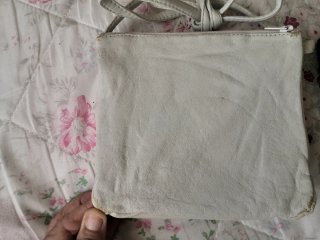 LOTE  de 2 BOLSOS DE PIEL DE NAPA NEGRO Y BLANCO