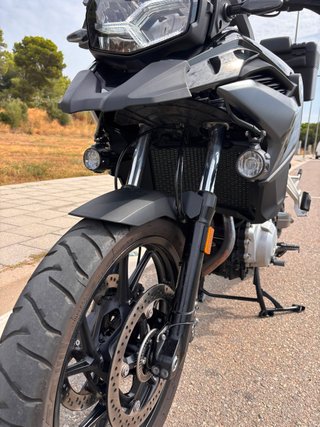 BMW 750GS Triple Black con todos los extras